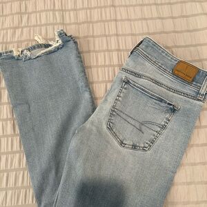 American Eagle Outfitters Light Blue Cropped Frayed-Hem Jeans